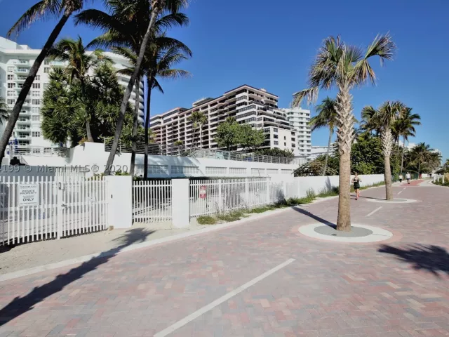 2-bedroom condo for rent in Miami Beach - 5161 COLLINS AV 806 - MondialRealty