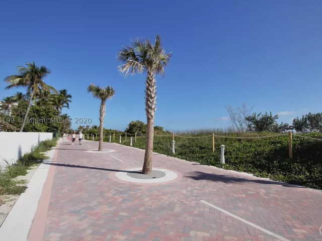2-bedroom condo for rent in Miami Beach - 5161 COLLINS AV 806 - MondialRealty