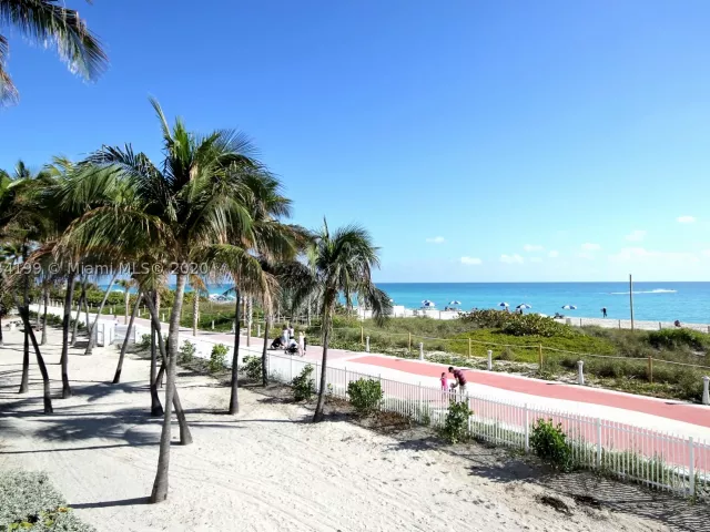 2-bedroom condo for rent in Miami Beach - 5161 COLLINS AV 806 - MondialRealty