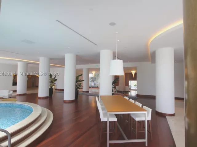 2-bedroom condo for rent in Miami Beach - 5161 COLLINS AV 806 - MondialRealty