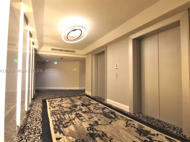 2-bedroom condo for rent in Miami Beach - 5161 COLLINS AV 806 - MondialRealty
