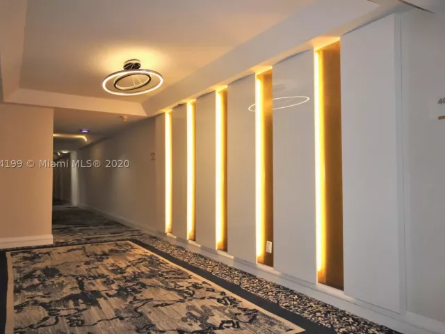 2-bedroom condo for rent in Miami Beach - 5161 COLLINS AV 806 - MondialRealty