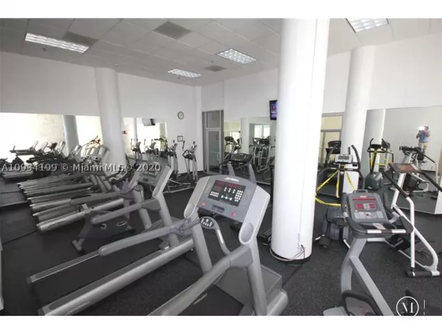 2-bedroom condo for rent in Miami Beach - 5161 COLLINS AV 806 - MondialRealty