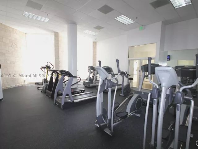 2-bedroom condo for rent in Miami Beach - 5161 COLLINS AV 806 - MondialRealty