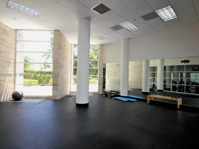 2-bedroom condo for rent in Miami Beach - 5161 COLLINS AV 806 - MondialRealty