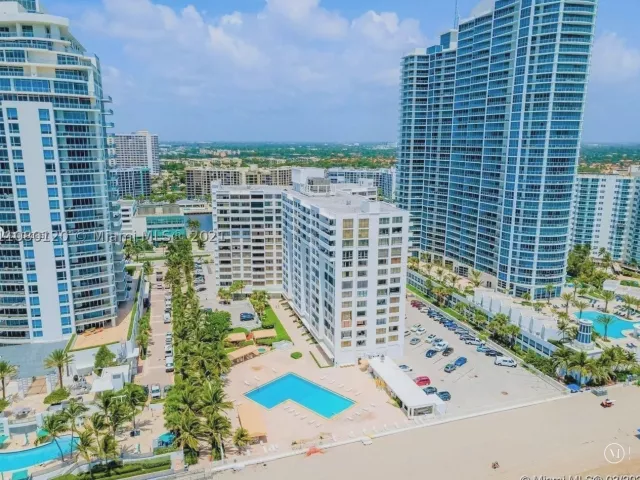 1-bedroom condo for rent in Hollywood - 3505 S Ocean Dr 407 - MondialRealty