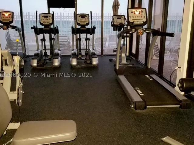 1-bedroom condo for rent in Hollywood - 3505 S Ocean Dr 407 - MondialRealty
