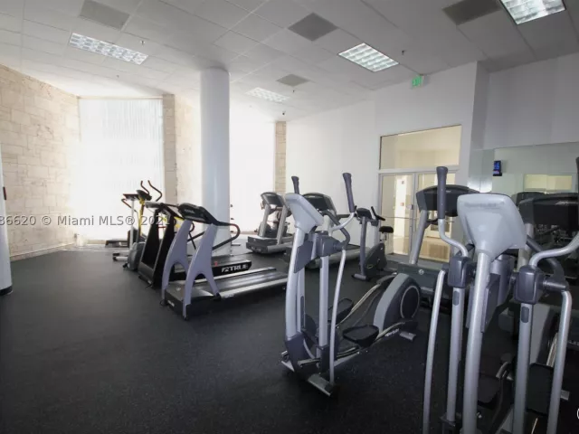 2-bedroom condo for rent in Miami Beach - 5151 COLLINS AV 1030 - MondialRealty