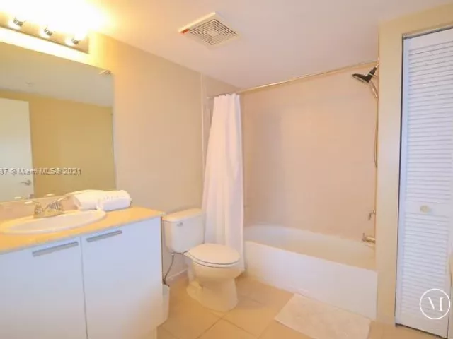 2-bedroom condo for rent in Sunny Isles Beach - 16699 Collins Ave 1509 - MondialRealty