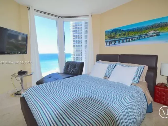 2-bedroom condo for rent in Sunny Isles Beach - 16699 Collins Ave 1509 - MondialRealty
