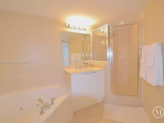 2-bedroom condo for rent in Sunny Isles Beach - 16699 Collins Ave 1509 - MondialRealty