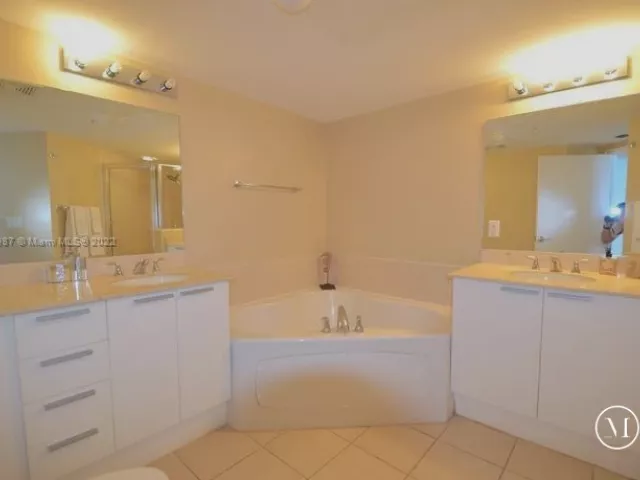 2-bedroom condo for rent in Sunny Isles Beach - 16699 Collins Ave 1509 - MondialRealty