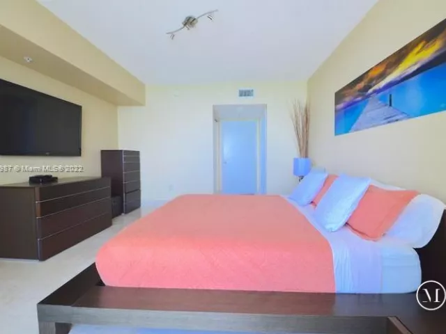 2-bedroom condo for rent in Sunny Isles Beach - 16699 Collins Ave 1509 - MondialRealty